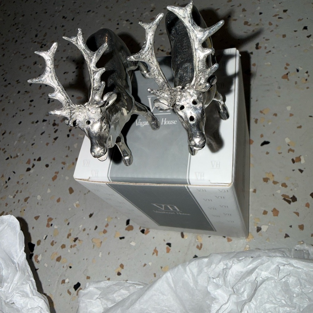Vagabond House Silver Reindeer Pair - salt and pepper shakers - Picture 4 of 4